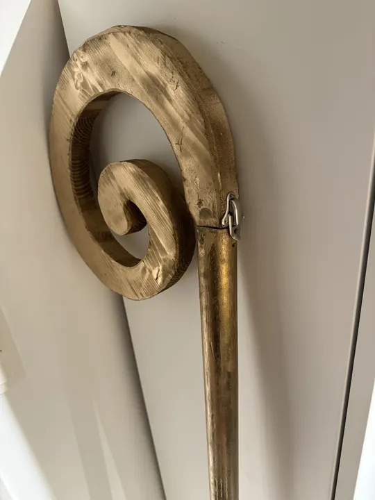 Vergoldeter Bischofsstab mit sehr kleinem Kameraloch. Der Kopf ist derselbe wie auf vorherigen Foto.