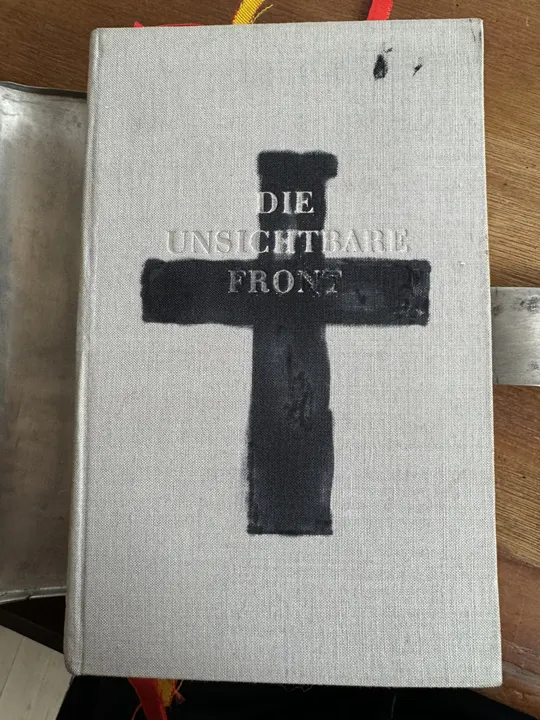 Titelseite des Buches "Die unsichtbare Front" von G. Linkow (1956). Der Titel ist mit einem dicken schwarzen Edding mit einem Kreuz übermalt.