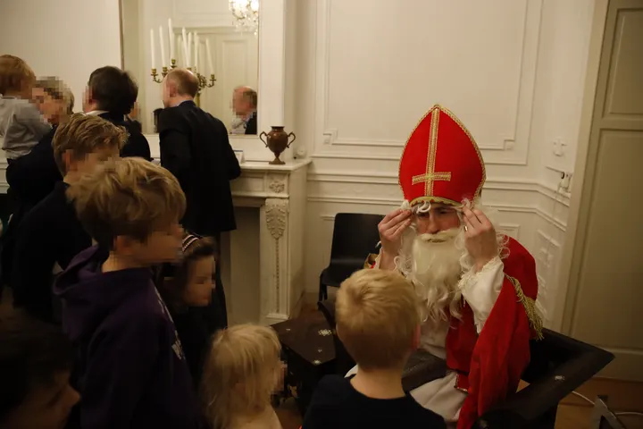 Kinder im Gespräch mit Nikolaus.