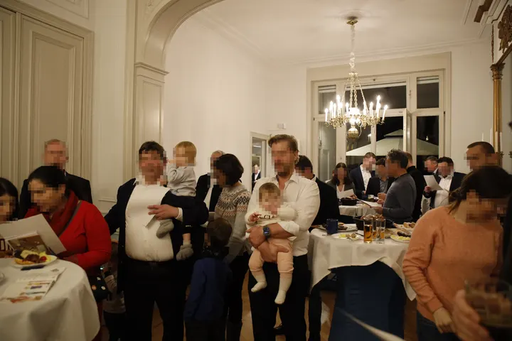 Singende Menschen im Festsaal.