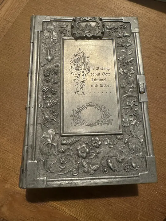 Alte Zinnbibel mit Gravur "Am Anfang schuf Gott Himmel und Erde" und Ornamenten