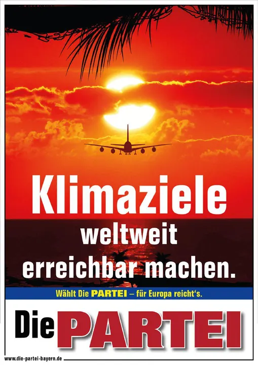 Plakat: „Klimaziele weltweit erreichbar machen.“ mit Flugzeug im Abendrot