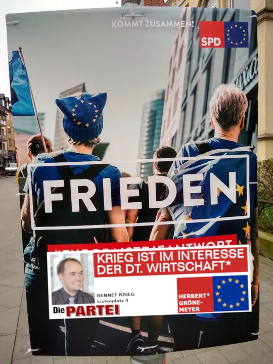 SPD-Wahlplakat „Frieden“ mit aufgeklebter PARTEI-Ergänzung „Krieg ist im Interesse der dt. Wirtschaft“, gezeichnet Herbert Grönemeyer