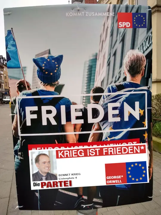SPD-Wahlplakat „Frieden“ mit aufgeklebter PARTEI-Ergänzung „Krieg ist Frieden“, gezeichnet George Orwell
