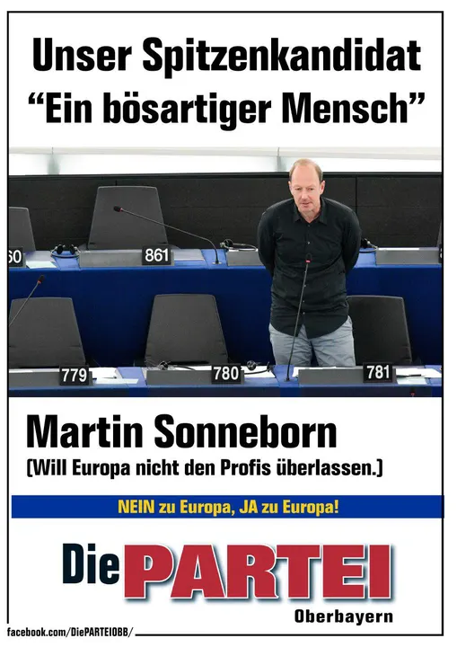 Plakat: „Unser Spitzenkandidat – Ein bösartiger Mensch“, Martin Sonneborn im Plenarsaal